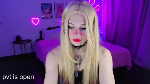 Snapshot of your_little_eva chatting on October 5, 9:45 pm Eva online show from October 5, 9:45 pm