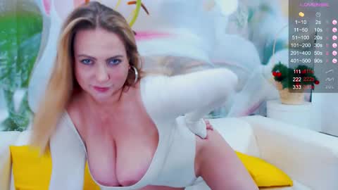 Snapshot of your_milf_lilly chatting on November 1, 8:16 am Lilly online show from November 1, 8:16 am