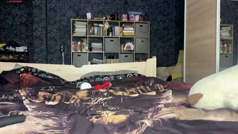 Mia online show from April 29, 5:30 pm