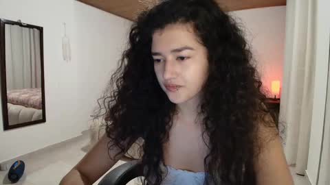 Snapshot of yourdreamgirl2025 chatting on October 31, 12:22 am yourdreamgirl2025 online show from October 31, 12:22 am