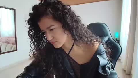 Snapshot of yourdreamgirl2025 chatting on November 6, 3:02 pm yourdreamgirl2025 online show from November 6, 3:02 pm