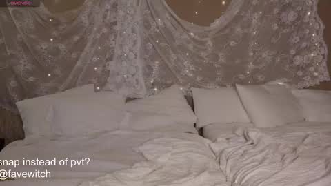 Snapshot of yourfavoritewitch chatting on January 7, 8:56 am Naava online show from January 7, 8:56 am