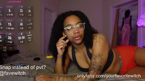 Snapshot of yourfavoritewitch chatting on March 19, 3:54 am Naava online show from March 19, 3:54 am