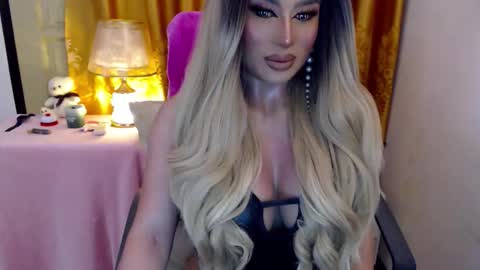 Snapshot of yourmistressofevil_isback chatting on June 7, 3:27 pm Adriana Maxwell online show from June 7, 3:27 pm