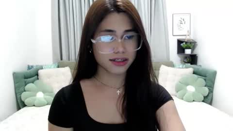 Snapshot of yourprettyblythe_ts chatting on December 22, 8:33 am yourprettyblythe_ts online show from December 22, 8:33 am