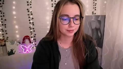 Snapshot of yours_piece_of_happiness_ chatting on October 7, 5:37 am Happy online show from October 7, 5:37 am