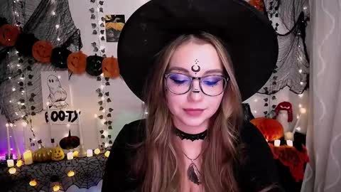 Snapshot of yours_piece_of_happiness_ chatting on October 29, 8:38 am Happy online show from October 29, 8:38 am