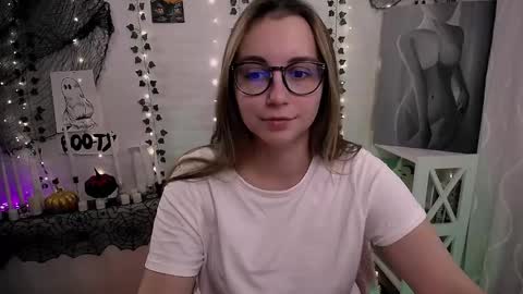 Snapshot of yours_piece_of_happiness_ chatting on November 4, 8:13 am Happy online show from November 4, 8:13 am