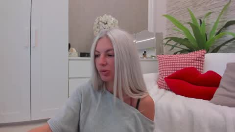 Snapshot of yssaacher chatting on May 31, 6:42 am Crazy P online show from May 31, 6:42 am