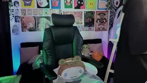    rawr   Anne Independent model      online show from March 19, 9:41 pm