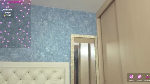 Snapshot of yulissa_girls chatting on October 25, 11:51 am yulissa_girls online show from October 25, 11:51 am