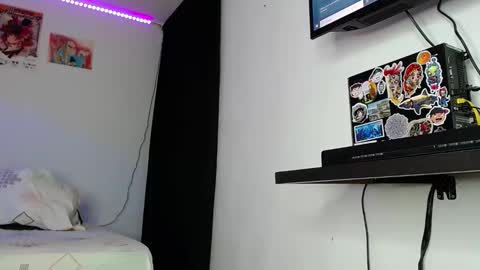 Snapshot of yulitattoo09 chatting on February 5, 3:33 am July Lovely online show from February 5, 3:33 am