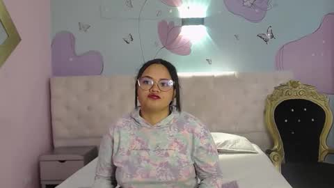 Snapshot of yumiviolet chatting on February 4, 7:53 pm YumiViolet online show from February 4, 7:53 pm