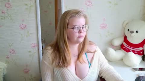 Snapshot of yumm_lolly chatting on June 15, 12:29 pm Polly online show from June 15, 12:29 pm