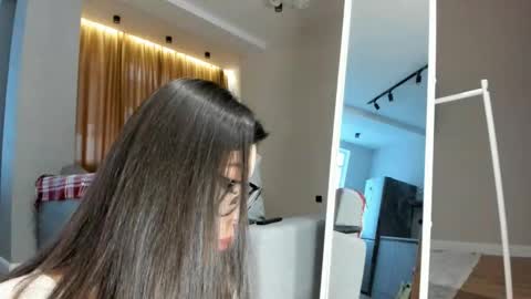 Yumi online show from December 7, 4:09 am