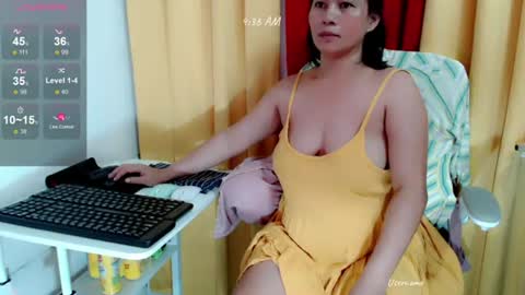 Snapshot of yummyhottits chatting on June 25, 8:35 pm nemay online show from June 25, 8:35 pm
