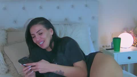 Snapshot of yviesweet chatting on February 23, 10:29 pm Laura online show from February 23, 10:29 pm