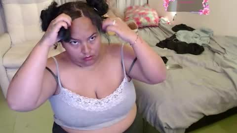 yvonn online show from December 3, 2:41 am