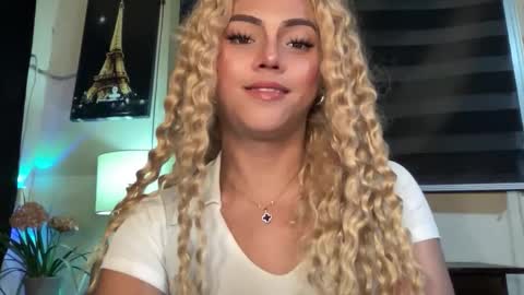 Snapshot of yvonne_guidotti chatting on October 11, 6:17 pm Miss Cali online show from October 11, 6:17 pm