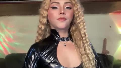 Snapshot of yvonne_guidotti chatting on October 25, 6:57 pm Miss Cali online show from October 25, 6:57 pm