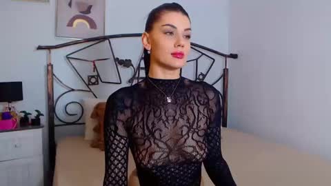 Snapshot of yvonneeverlee chatting on December 10, 8:27 pm I V Y online show from December 10, 8:27 pm