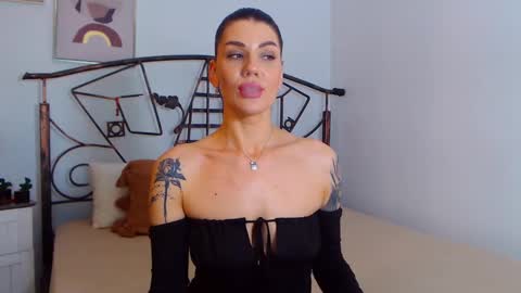 Snapshot of yvonneeverlee chatting on December 14, 11:34 pm I V Y online show from December 14, 11:34 pm