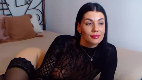 Snapshot of yvonneeverlee chatting on December 16, 12:37 am I V Y online show from December 16, 12:37 am