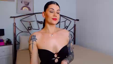 Snapshot of yvonneeverlee chatting on December 26, 8:53 pm I V Y online show from December 26, 8:53 pm