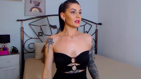 Snapshot of yvonneeverlee chatting on January 3, 9:05 pm I V Y online show from January 3, 9:05 pm