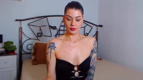 Snapshot of yvonneeverlee chatting on January 24, 8:54 pm I V Y online show from January 24, 8:54 pm