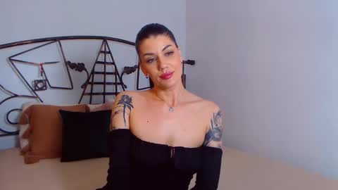 Snapshot of yvonneeverlee chatting on January 27, 12:12 am I V Y online show from January 27, 12:12 am