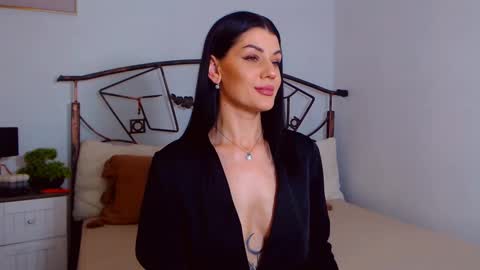 Snapshot of yvonneeverlee chatting on February 15, 9:37 pm I V Y online show from February 15, 9:37 pm