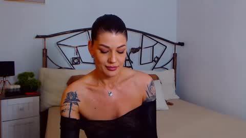 Snapshot of yvonneeverlee chatting on February 27, 9:14 pm I V Y online show from February 27, 9:14 pm