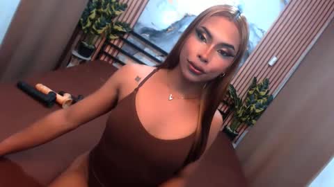 yvonnellvs online show from March 21, 8:01 pm