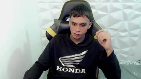 Snapshot of zacariass_ chatting on December 10, 10:05 pm ZACARIAS online show from December 10, 10:05 pm