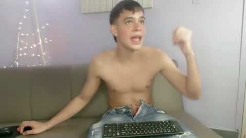 Snapshot of zacariass_ chatting on October 15, 3:50 am ZACARIAS online show from October 15, 3:50 am