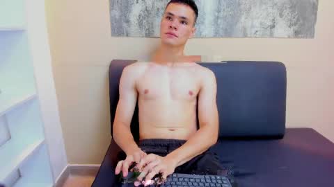 Snapshot of zane_evans chatting on April 14, 12:33 pm zane online show from April 14, 12:33 pm