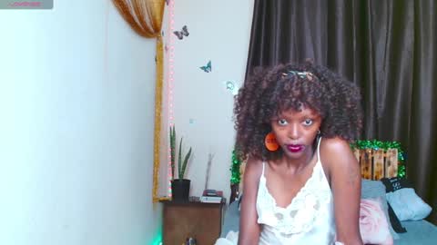 Snapshot of zara_lae chatting on December 17, 11:06 am nicky online show from December 17, 11:06 am
