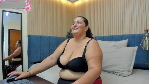 Snapshot of zara_milf_ chatting on April 23, 12:29 pm zara online show from April 23, 12:29 pm
