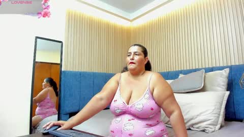 Snapshot of zara_milf_ chatting on May 22, 12:11 pm zara online show from May 22, 12:11 pm