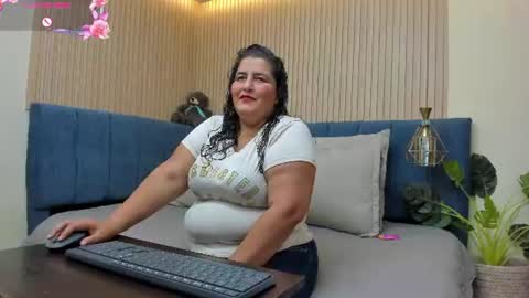 Snapshot of zara_milf_ chatting on July 4, 12:22 pm zara online show from July 4, 12:22 pm