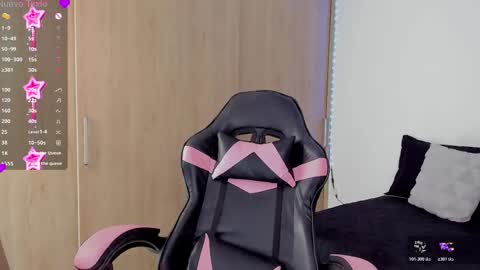 Mia online show from October 31, 5:14 pm