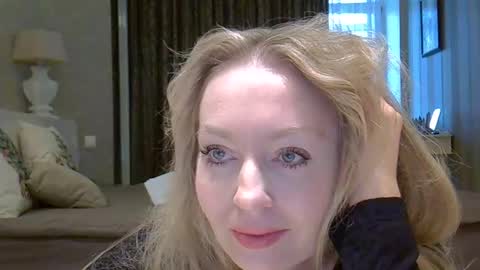 Snapshot of zarinaswift chatting on February 4, 4:40 am Zarina Swift online show from February 4, 4:40 am