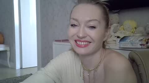 Snapshot of zarinaswift chatting on February 22, 6:24 am Zarina Swift online show from February 22, 6:24 am