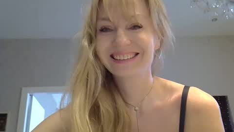 Snapshot of zarinaswift chatting on March 1, 6:59 am Zarina Swift online show from March 1, 6:59 am