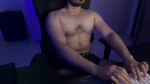 Snapshot of ze_boi chatting on April 25, 9:01 pm Ze online show from April 25, 9:01 pm