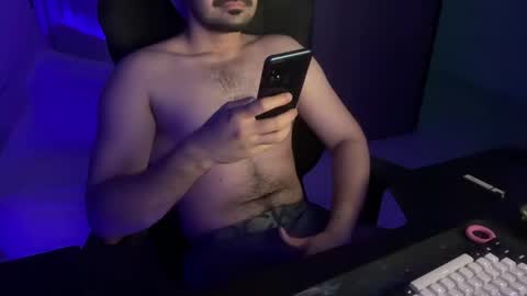 Snapshot of ze_boi chatting on June 4, 8:26 pm Ze online show from June 4, 8:26 pm