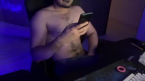 Snapshot of ze_boi chatting on June 6, 7:29 pm Ze online show from June 6, 7:29 pm