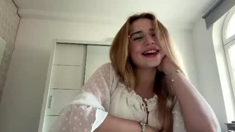 Snapshot of zizzlebeam chatting on June 22, 6:16 pm Mia online show from June 22, 6:16 pm