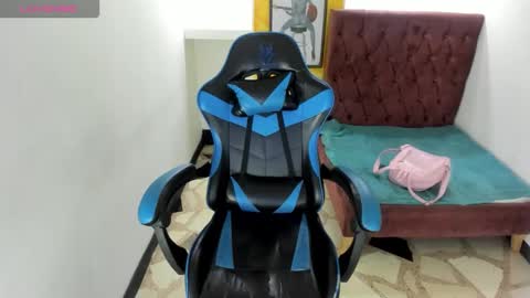 Snapshot of zoe_connor19 chatting on December 1, 7:52 pm Z O E online show from December 1, 7:52 pm